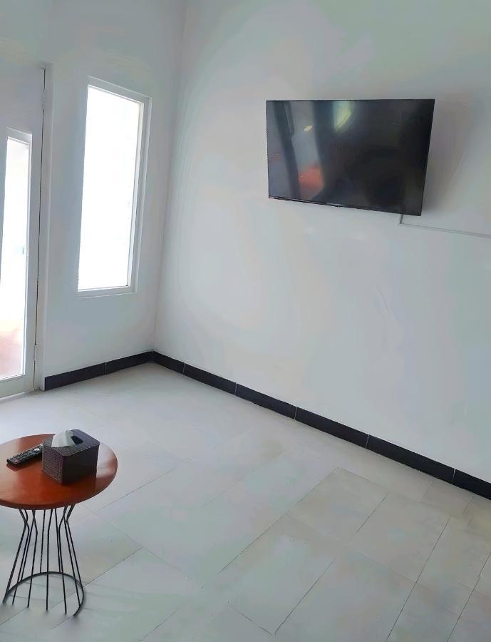 Homestay Omah Putih Бантул Экстерьер фото